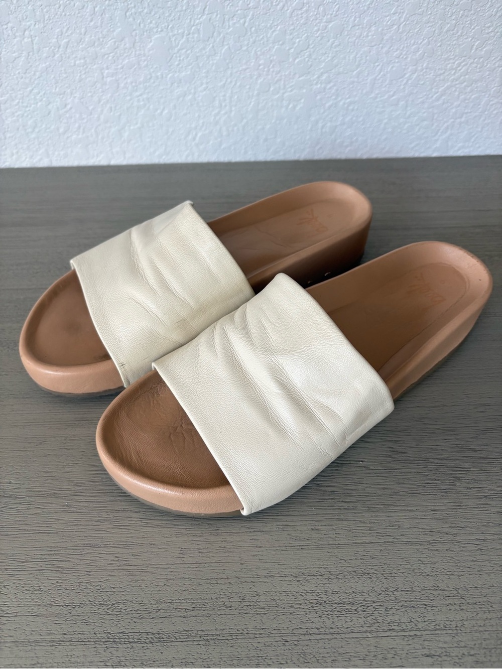 beek Pelican Platform Slide Sandals. Cream with tan base. All leather. Women’s 9
